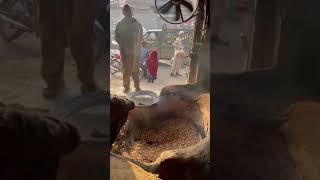 Oldest Technique of Roasting Peanuts Without Oil | Oil Free Roasted Peanuts  | Peshawar Street Food