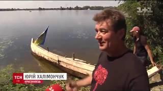 Човен який видовбали в Олевську проплив Дніпром
