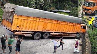 Seconds Before Long Truck Hits Road Divider