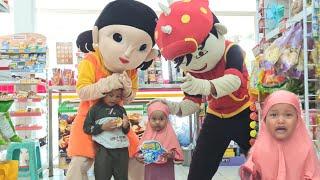 BADUT BOBOIBOY NEMU BAYI NANGIS KEJER ~Badut Boboiboy Ajak Bayi Jajan Marsmelow di Alfamart