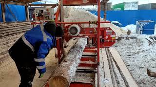 How to work a bandsaw sawmill - Video sawing logs with a band saw.