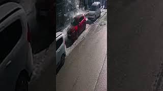 Bayburt’ta Çatılardan Düşen Kar Kütleleri Araca Zarar Verdi