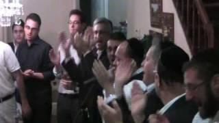 Yehudah Green sings moishela's niggun at a kumzitz in flatbush.wmv