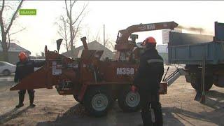 Мини-лесопилка на колёсах рассекает по Абакану