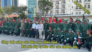 NHÂN DÂN CÙNG HOÀ CHUNG TIẾNG HÁT VÌ NHÂN DÂN QUÊN MÌNH VỚI CÁC CHÚ BỘ ĐỘI