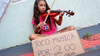 Ela só tem 10 anos e toca violino nas ruas pra sobreviver!