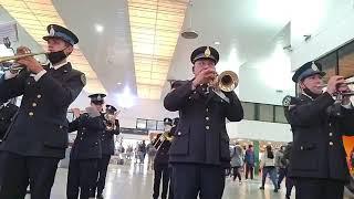 Banda de música de la PFA en Estación Once