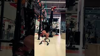 Работаем над качество отжиманий в стойке #shorts #workout #reels