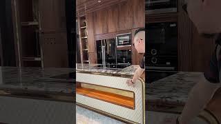1 tỷ phòng bếp ốp toàn bộ gỗ óc chó