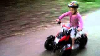 Emke Franssen, 5 jaar, op quad