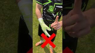 How to take off your gloves correctly #goalkeeper #goalkeepergloves