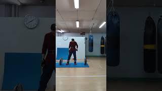 右足太もも裏筋を痛めてしまいました。