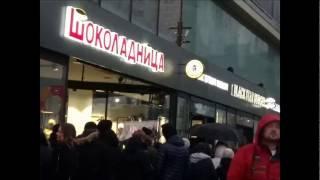 Голодная очередь за гамбургерами в Москве. Starving in line for hamburgers in Moscow.