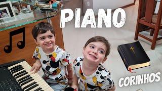 Os Gêmeos GuiDu tocam piano com o Tio Marcio.