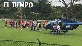 Helicóptero aterriza sin protocolos en una cancha de fútbol | EL TIEMPO