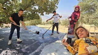 The life of nomads: insulating a warehouse with tar in the absence of Ali