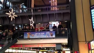 Blasorchester spielt Weihnachtsmusik im Hauptbahnhof Hamburg