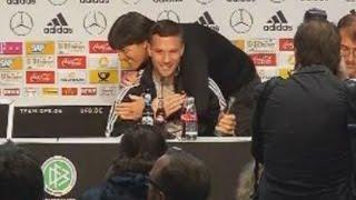 Hier erfährt Poldi, dass er in seinem letzten Spiel für die Nationalmannschaft als Kapitän antritt