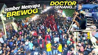 Doctor Terharu disapa Fans brewog di jember. Antusias Penonton ngikut di belakang barisan.