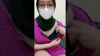 Jilbab pamer belahan live