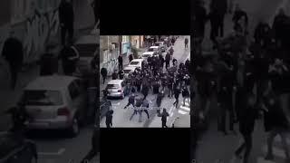 Драки на улице толпой .подпишитесь пж #shorts #клип #video #лучшие клип #рек