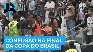 Tentativa de invasão ao campo causa briga entre torcida e seguranças na final da Copa do Brasil