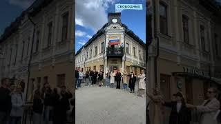 В центре Саратова заработали часы, которые играют песню «Огней так много золотых»