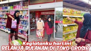 Belanja bulanan di toko grosir