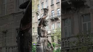 Знаменитый дворик Сан-Жермен. Павел Демичев