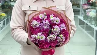 Розовый букет роз и маттиол
