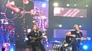 Nickelback & Joe Nichols Sing Rockstar in Nashville