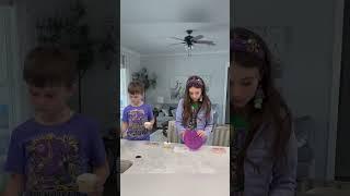 Parents surprise children with a beautiful pregnancy announcement ️