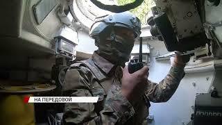 Военнослужащие группировки "Восток" атакуют противника снарядами с гаубицы "Акация"