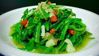 The chef of the hotel teaches you the tricks of frying water spinach