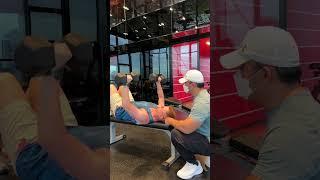 Teaching how to train the central chest muscles using dumbbells #gym #fitness #personaltrainer