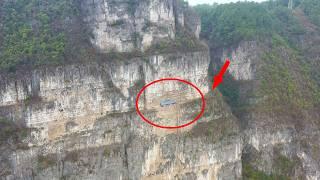 A house built between cliffs on a mountain in Guizhou