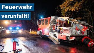 Bei Einsatzübung: Feuerwehrfahrzeug auf Alarmfahrt verunfallt