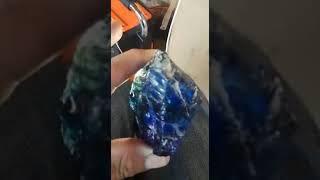 Que pedra azul,!será que é um diamante?