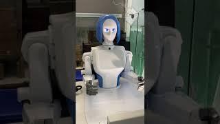 KIKI Robo Cafe продает кофе с круассаном