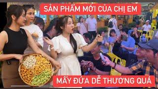 Đệ tử Khương Dừa mở gian hàng di động mời bà con dùng sản phẩm mới tại hội quán NSMV ai cũng thích!?