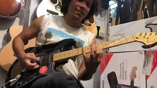 Amazing sound of Fender Stratocaster - low-cost Marshall amplifier - in a music store