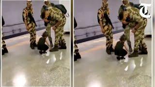 Little girl’s act of touching soldier’s feet makes netizens emotional