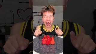Today I only eat one strawberry, the rice is still a small bowl, the dried rice man, the rice fa