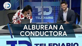 Alburean a conductora en vivo; su compañero rompió en risa