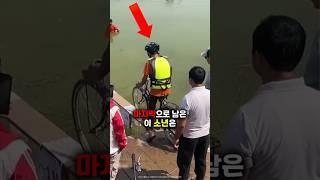 강 위에 있는 나무 다리를 건너다