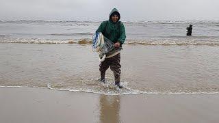 Robalos e tainhas, 10-07-24, pescas de tarrafas, manhã chuvosa e fria, Bico da Pedra, Imbé,RS.