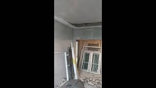 Рухнул потолок при демонтаже старого окна. Видео с объекта