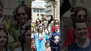 Groups of Western faces dressed in #Hanfu explore Xi'an's #MuslimQuarter