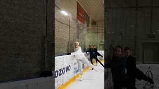 Пока половина катает подсечки, мы работаем у борта #каталочки #фигуристка #iceskating #каток