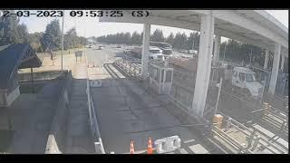 【衝撃映像】時速200kmで車が料金所に突っ込む瞬間